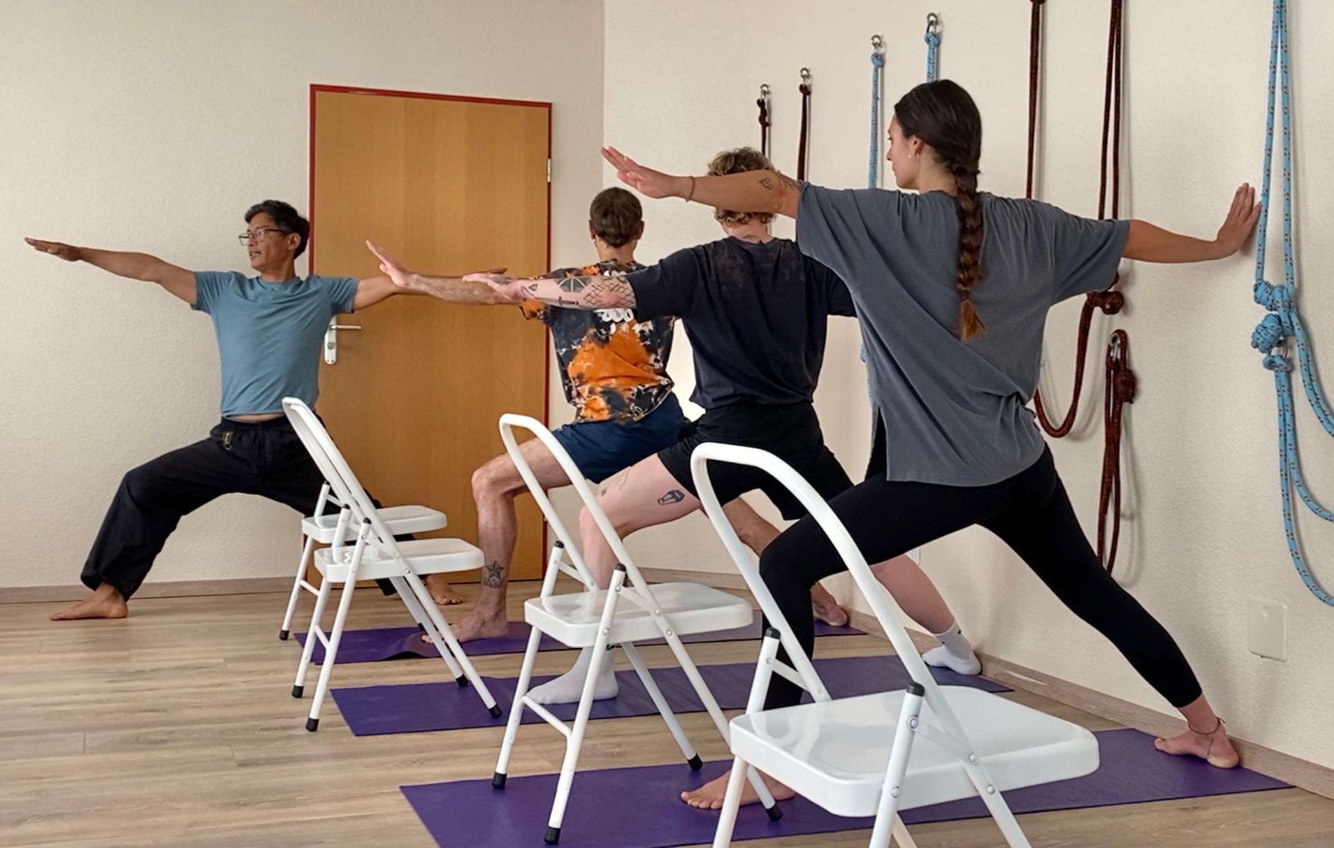 Iyengar Yoga St. Gallen — Krieger-Haltung an der Wand für mehr Beweglichkeit und Körperbewusstsein