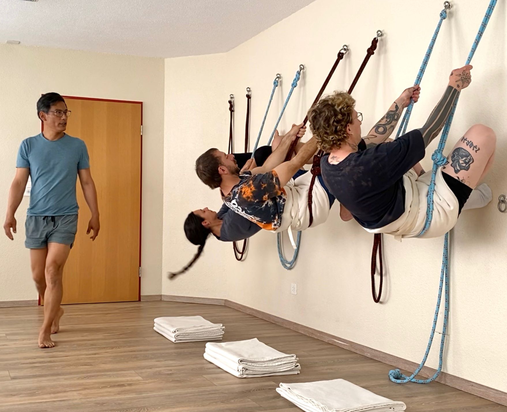 Iyengar Yoga St. Gallen — hängende Rückbeuge am Wandseil für Entspannung und Yogatherapie bei Rückenbeschwerden